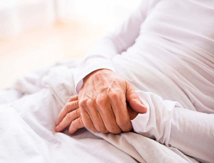 Senior man lying in bed at home. სოციალური იზოლაციისა და მარტოობის ურთიერთობა და დემენციის განვითარება